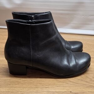 Trotters Black Leather Ankle Booties Size 9W